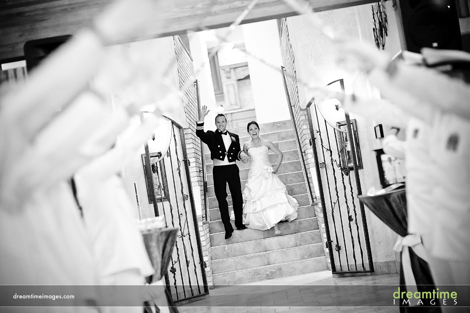 weddign couple entering venue