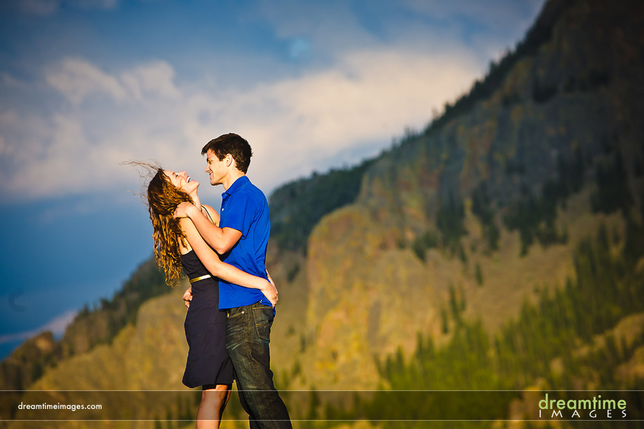 kissing couple twin sisters estes park